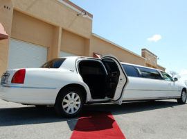 white stretch limo lincoln